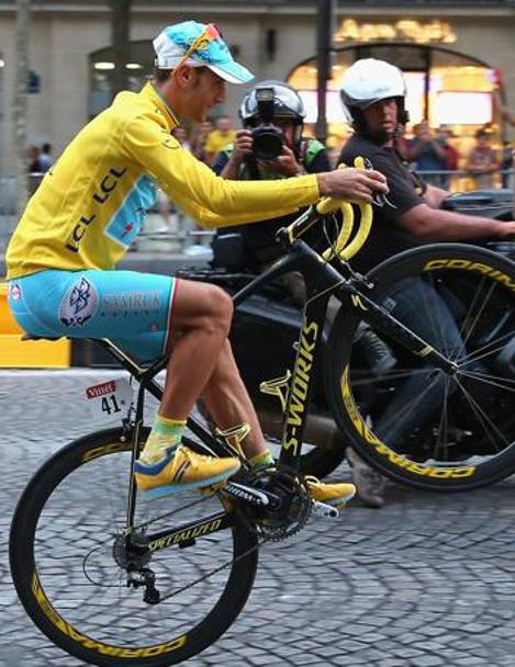 Vincenzo Nibali festeggia a Parigi la vittoria del Tour de France impennando. Ai piedi le sneakers gialle Barracuda shoes, prodotte nelle Marche dalla Maison Fabi, da diverse stagioni official partner del team Astana. (foto Getty Images)  